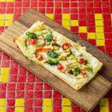 彩り野菜のカマンベールジェノベーゼのパイピザ