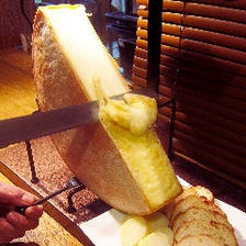 目の前で削ぎ落とすラクレットチーズ