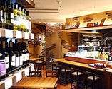 リニューアルした店舗は壁一面の
ワインが印象的な大人の空間。