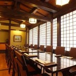 テーブル席個室(8～10名様)は、ご宴会や慶事・法事のお集まりに最適