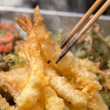揚げたてをいただける海老と季節野菜の天ぷら　柚子の香る塩で