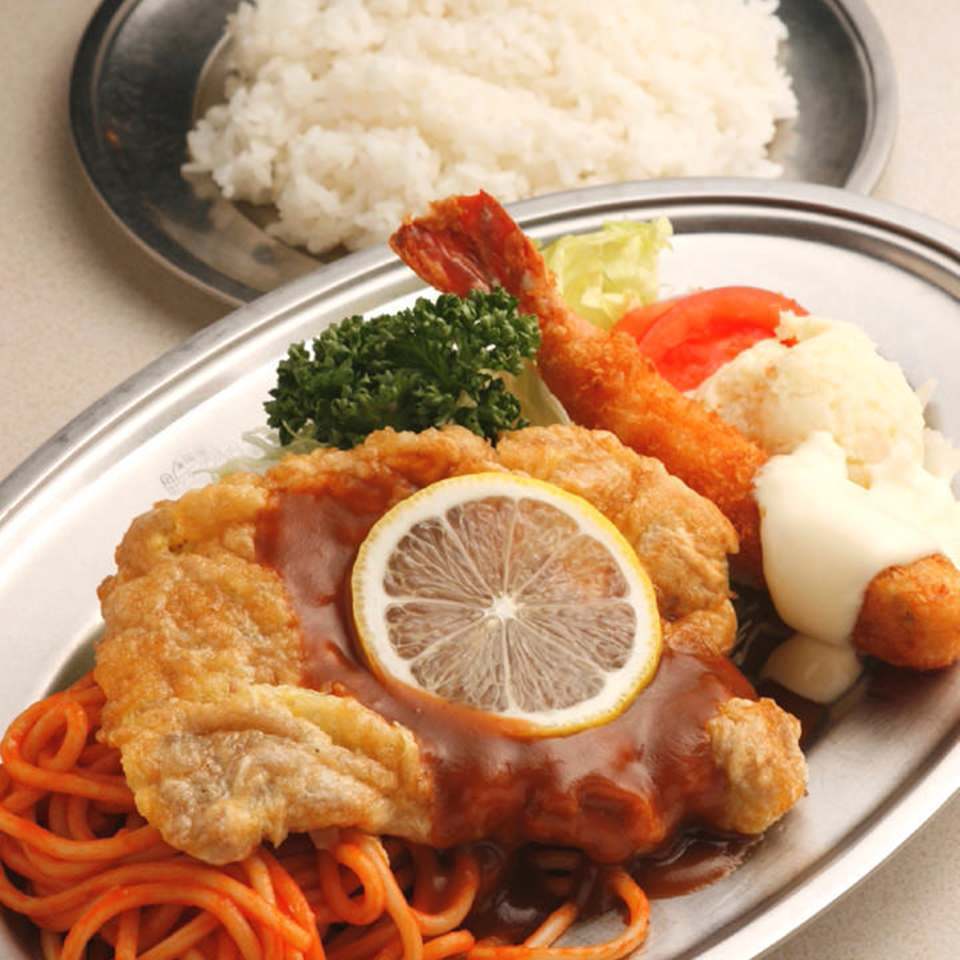 チキンピカタやスパゲッティなどが盛りつけられた「上ランチ」