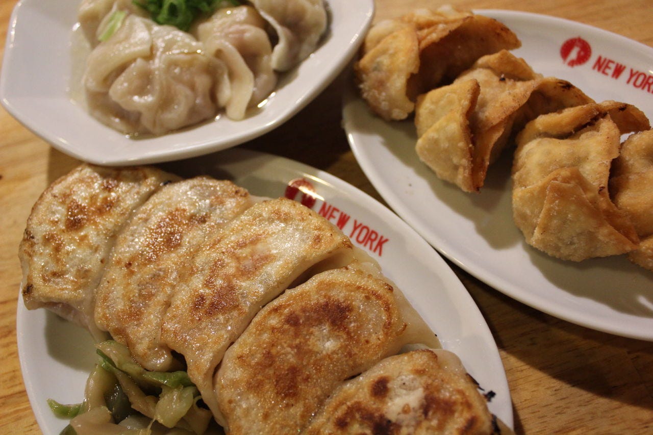 餃子のニューヨーク 立川店の焼き餃子・水餃子・揚げ餃子が並んでいる様子