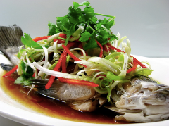 北海道産クロソイを使った タイ産醤油蒸し 香草のせ 3,980円