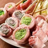 【豚巻き串】
豚の旨味ある脂で野菜の味わい際立つ逸品をどうぞ