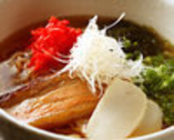 「沖縄そば」は、沖縄独自の太ちぢれ麺を味わえます！