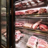 お店に届いた肉は、店内の熟成庫でさらに10日間熟成