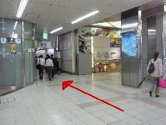 JR明石駅の改札を出て右前方、山陽明石駅からは西向きで降りてくると画像右側から矢印に向かって下さい。東向きで降りると3のロッテリア横に出てきます。