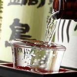 【美酒銘酒】
厳選して取り揃えた日本酒は常時40種以上