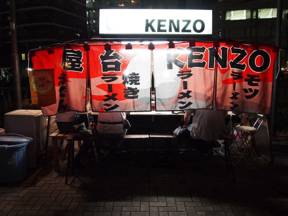 店名入りの赤い暖簾が目立つ「KENZO」の屋台