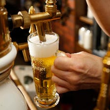 陶器製蓋付ジョッキで生ビールを