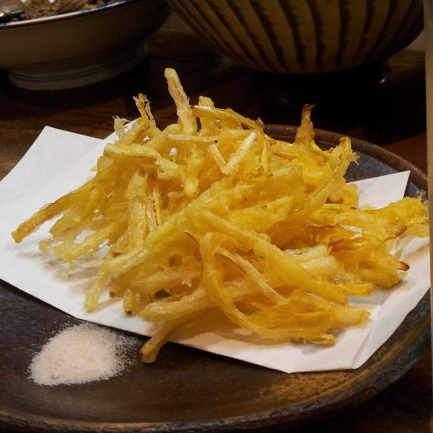 岡山名物の黄にらを天ぷらに。