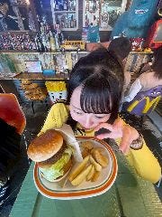 インスタ映え抜群のオリジナルハンバーガー、トッピングも充実★