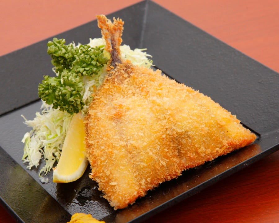 皿に盛られたアジフライの写真