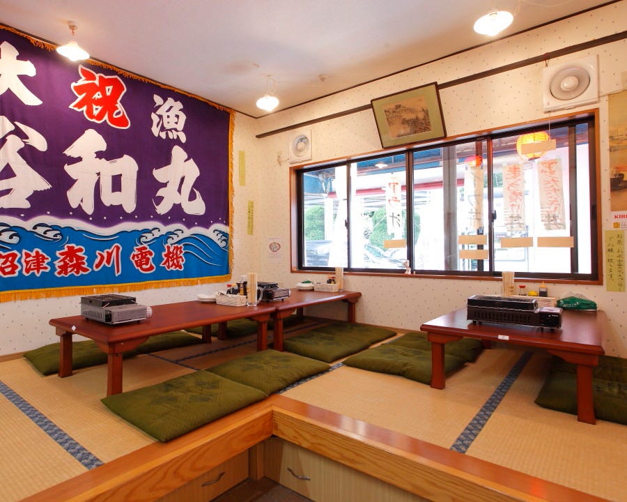 ベージュと緑を基調とした貴美の浜焼きの座敷席