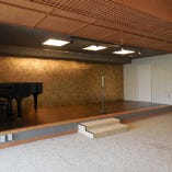 『華東』にはグランドピアノが設置された舞台がございます。