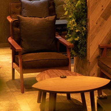 シーシャ カフェ&バー C.STAND(シースタンド)新橋SL広場店_おひとり様でも寛げるテーブル席ブース