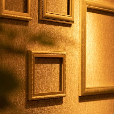 シーシャ カフェ&バー C.STAND(シースタンド)新橋SL広場店_柔らかな照明灯る雰囲気抜群の空間