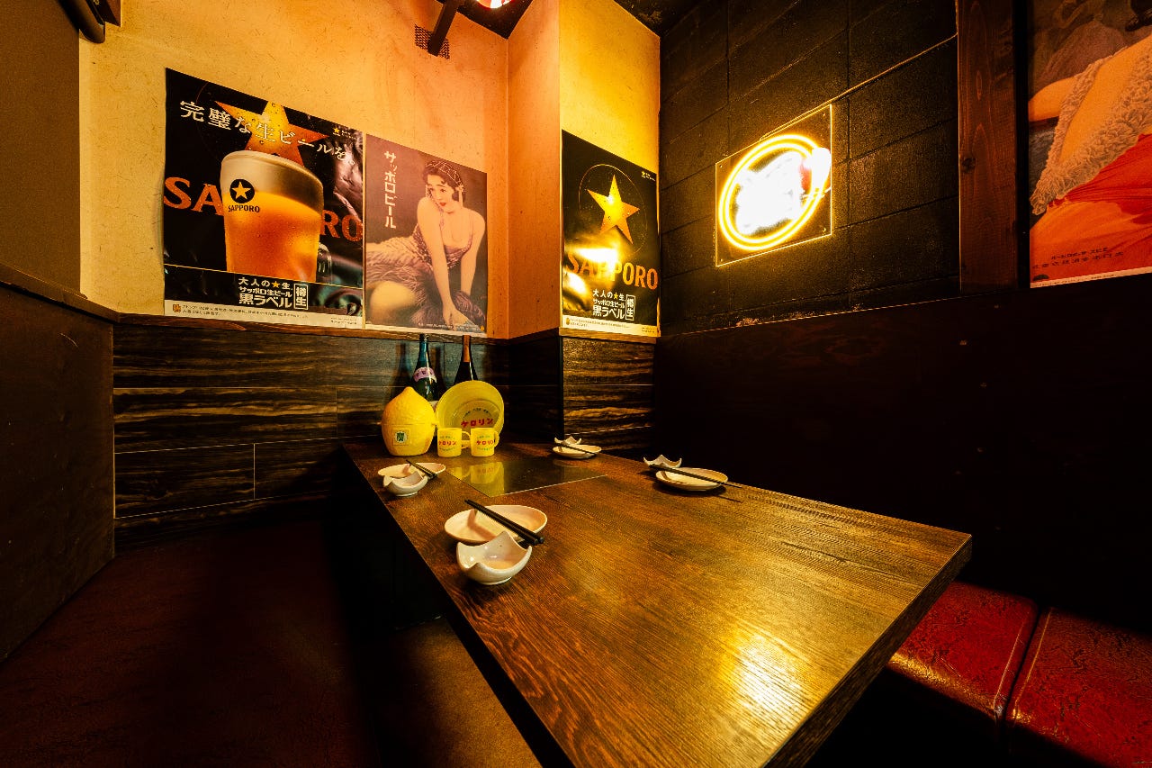 黒を基調とした、もてなしや 横浜本店の内装