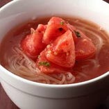 創業店から人気を保ち続ける当店〆の定番「トマト冷麺」