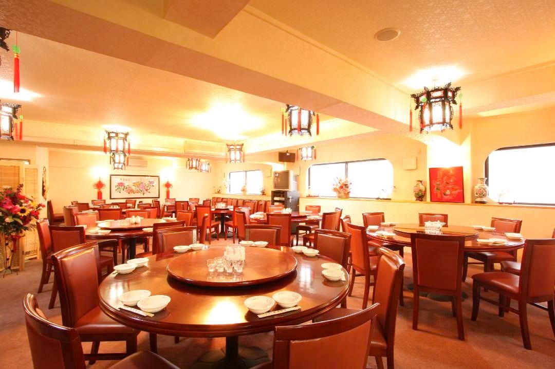 テーブルが並ぶ東海飯店の店内