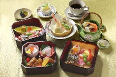 紅葉三段重弁当〜松茸土瓶蒸し入り〜（10/1～11/3まで）