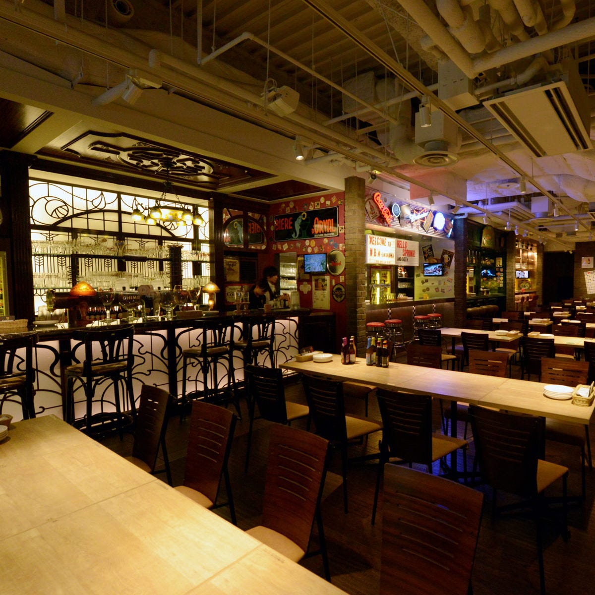 横浜のおすすめスポーツバー『世界のビール博物館 横浜×みなとみらい店 』の内装