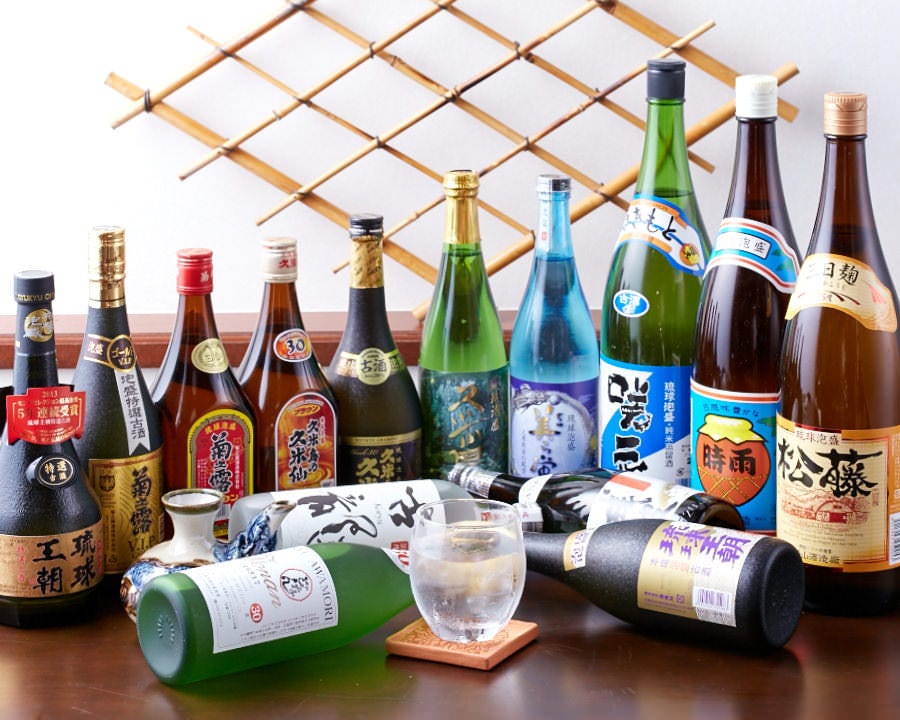 日本酒も常時６～７種類ご用意。