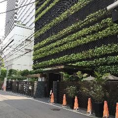 右手の緑が茂った建物がラグナヴェール大阪です。
隣に大きなホテルがございます。