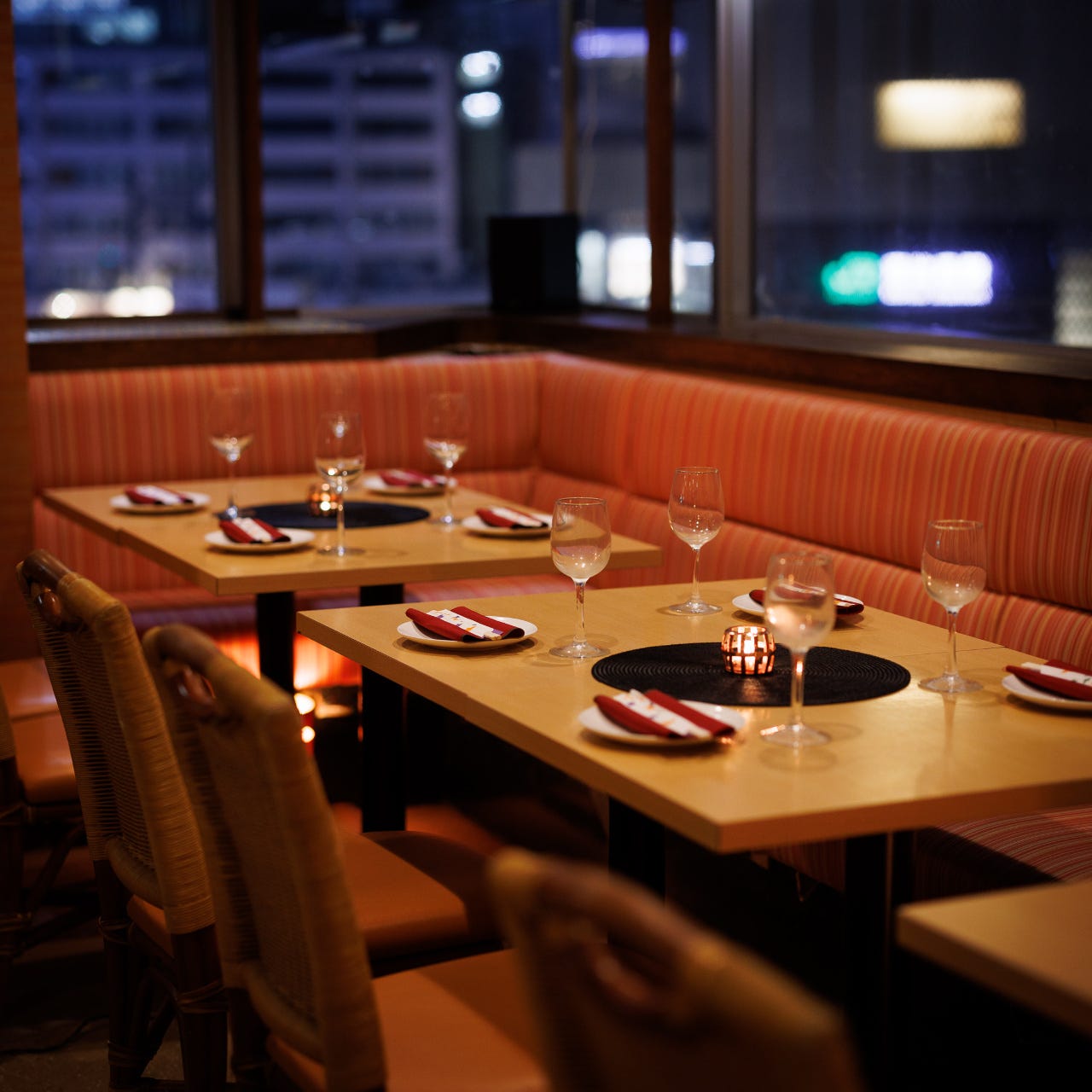 グラスが置かれたテーブルと赤ストライプのおしゃれなソファ