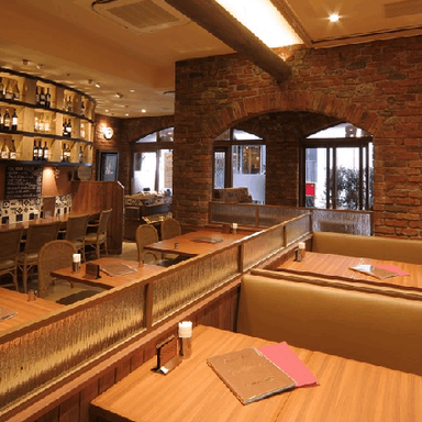 マイアミパティオ 新橋駅前店_【店舗貸切:最大70名様まで】ウッド基調としてクラシカルな空間を貸切に!