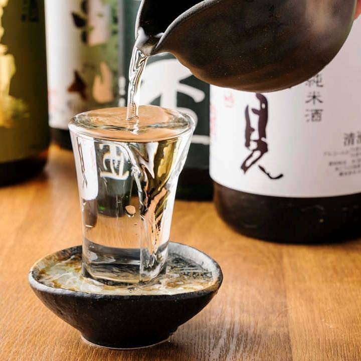 こだわりの旬の全国の日本酒。果実酒を多くそろえています！