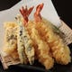 天ぷら盛合せ。大海老2本と野菜いろいろ。
