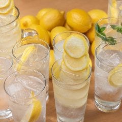 串巻きなどの料理に合う当店自慢の檸檬サワーを多数ご用意！