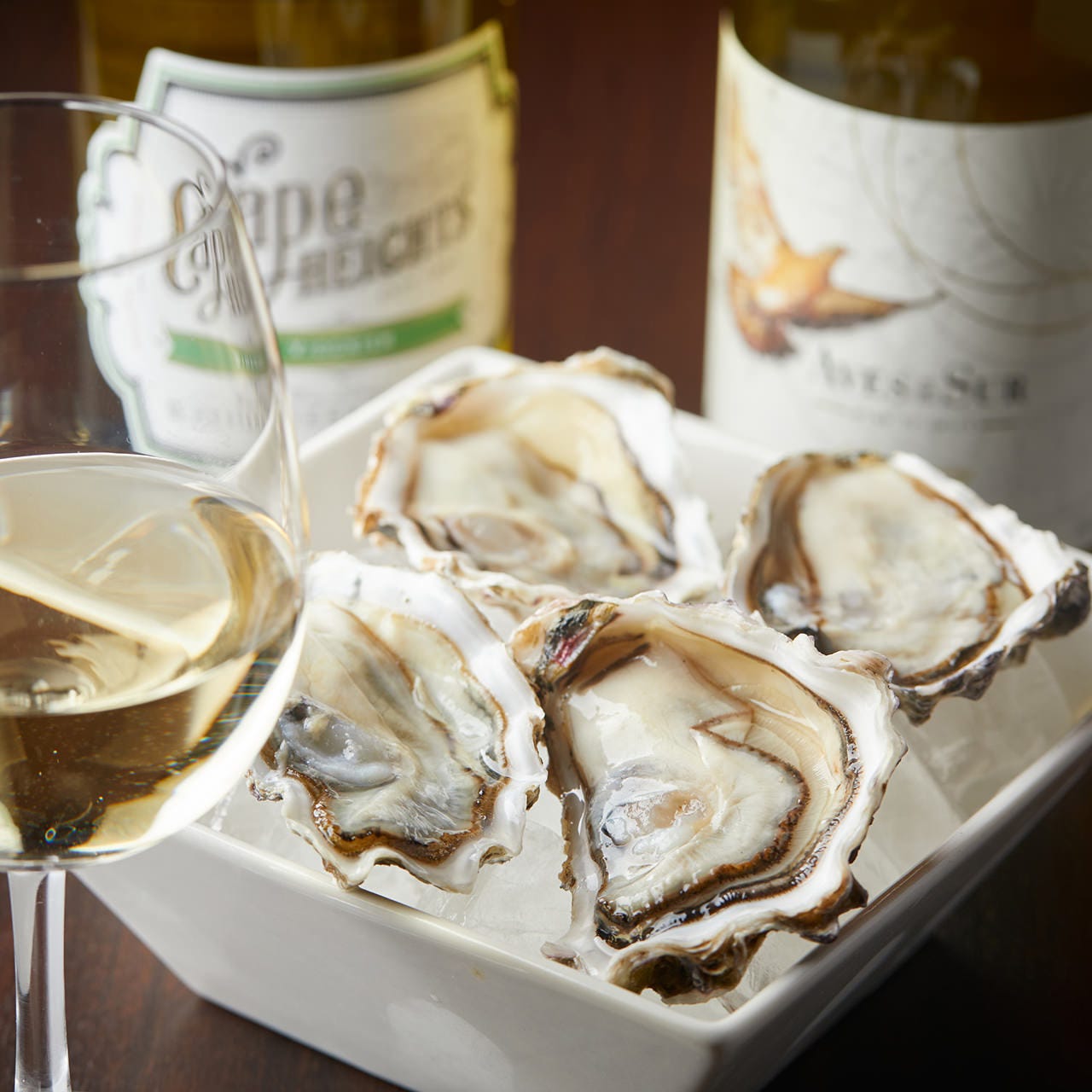 通年楽しめる「生牡蠣」は、良く冷えた辛口の白ワインと相性抜群