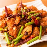 カラッと揚げた鶏の唐揚げと共に、ニンニクの芽を山椒と唐辛子で調理した「鶏肉のピリ辛炒め」
