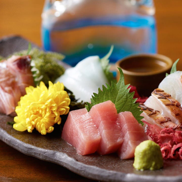 日本料理の職人が、刺身、寿司、素材をいかした逸品に仕上げます