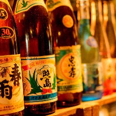 琉球泡盛を県内全48醸造所より100本超を揃えております