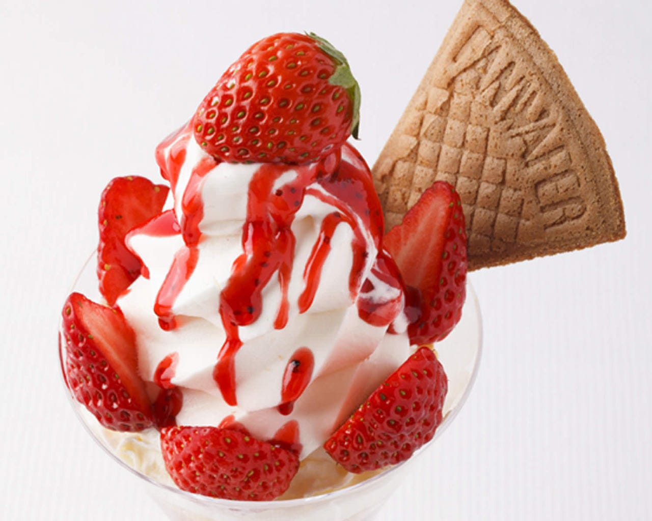 抜群に美味しい北海道ソフトクリームがたっぷりのったパフェ
