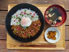 新鮮なしらすとキーマ風そぼろの二色丼、混ぜても美味。
