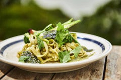 湘南鎌倉野菜と大葉、仕上げの海苔がマッチした人気のパスタ。