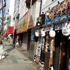 東野田2丁目の交差点を真っ直ぐそのままで浜焼太郎　京橋店に到着です。
新鮮なお魚と貝類、お酒をご用意してお待ちしております！