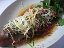 家庭菜コースの魚　金華ハムと葱生姜で蒸し魚　（ホウボウ）