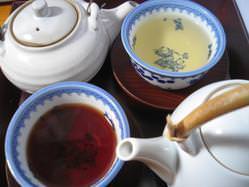 お茶によって色も違います
ジャスミン茶とプーアル茶