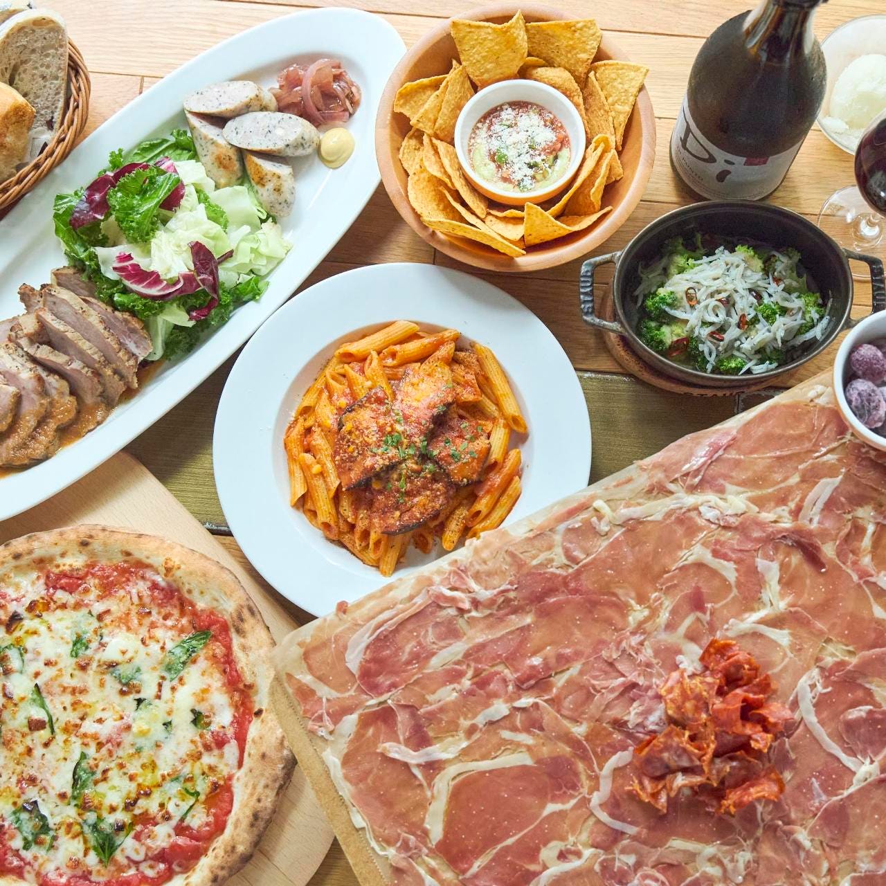 ピザやパスタ、シャルキュトリやお酒が並んだテーブル