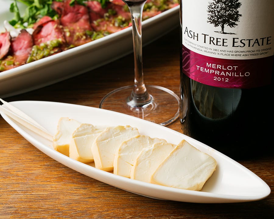 テーブルに並んだおつまみとワイン