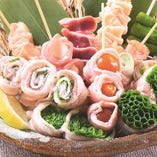 野菜巻き串・海鮮串の五種盛り合わせがおすすめ！