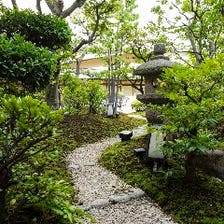 数寄屋造りと日本庭園が広がる空間