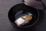 日本料理弁慶
寿司カウンター名物の「のど黒の蒸し寿司」