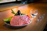 グリル・天ぷらカウンターでは和牛や天ぷらを目の前で調理します